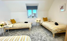 Amazing New Large 2 Bedroom House - 5 Minutes To The Nearest Beach! - Great Location - Garden - Parking - Fast Wifi - Smart Tv - Newly Decorated - Sleeps Up To 5! Close To Poole & Bournemouth & Sandbanks